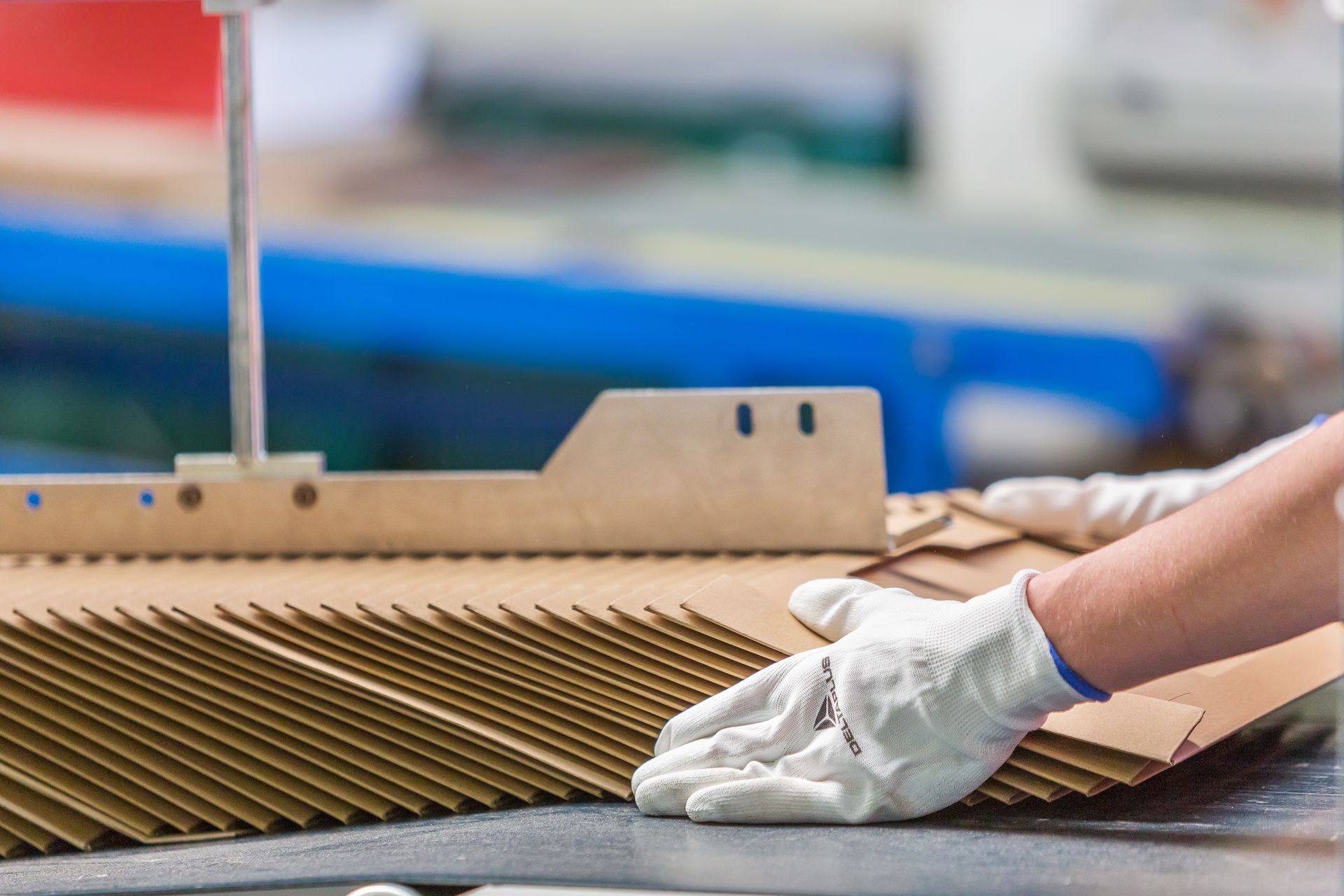 Opérateur alignant des pochettes cartonnées