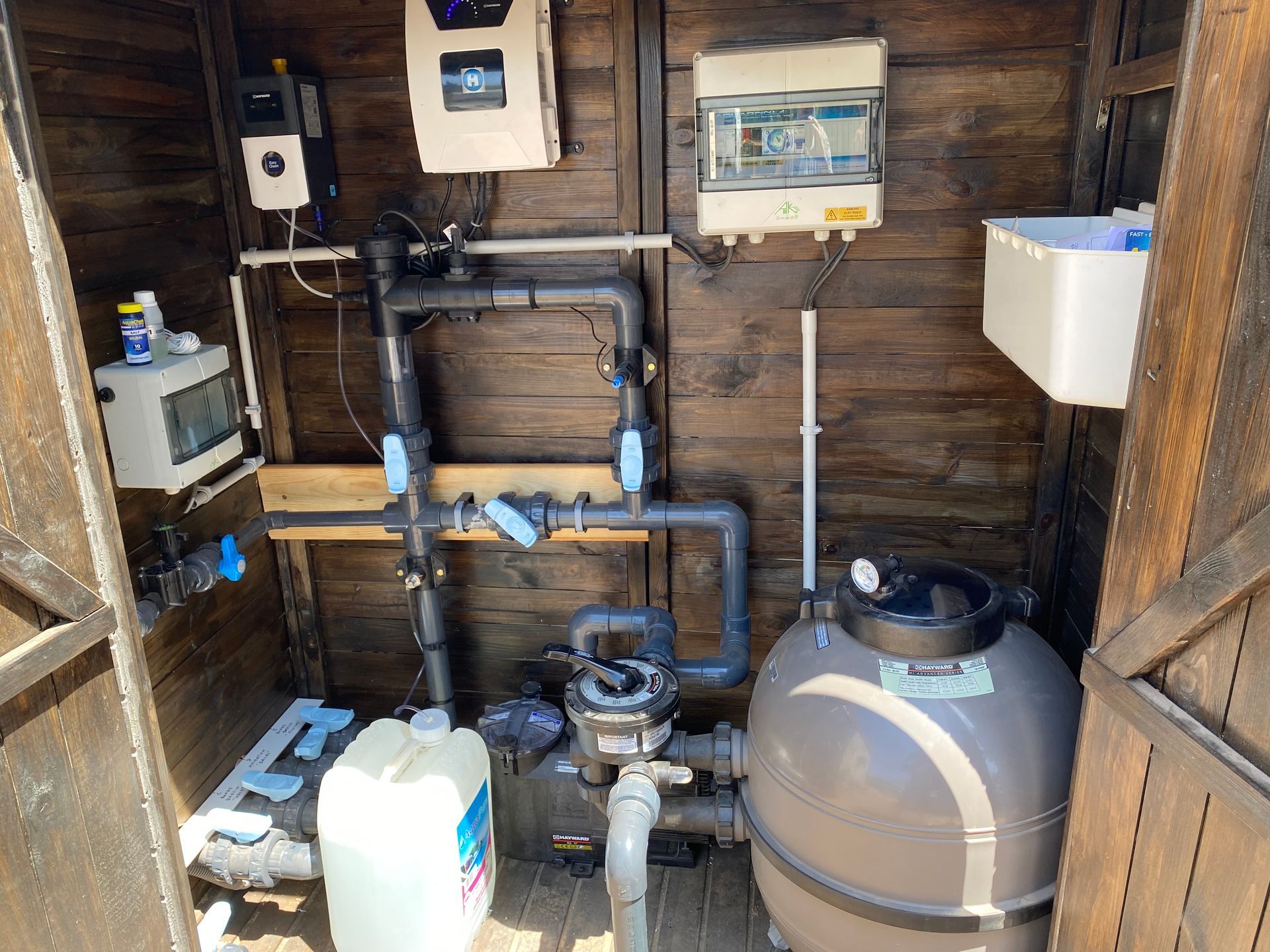 Intérieur du local technique de piscine.