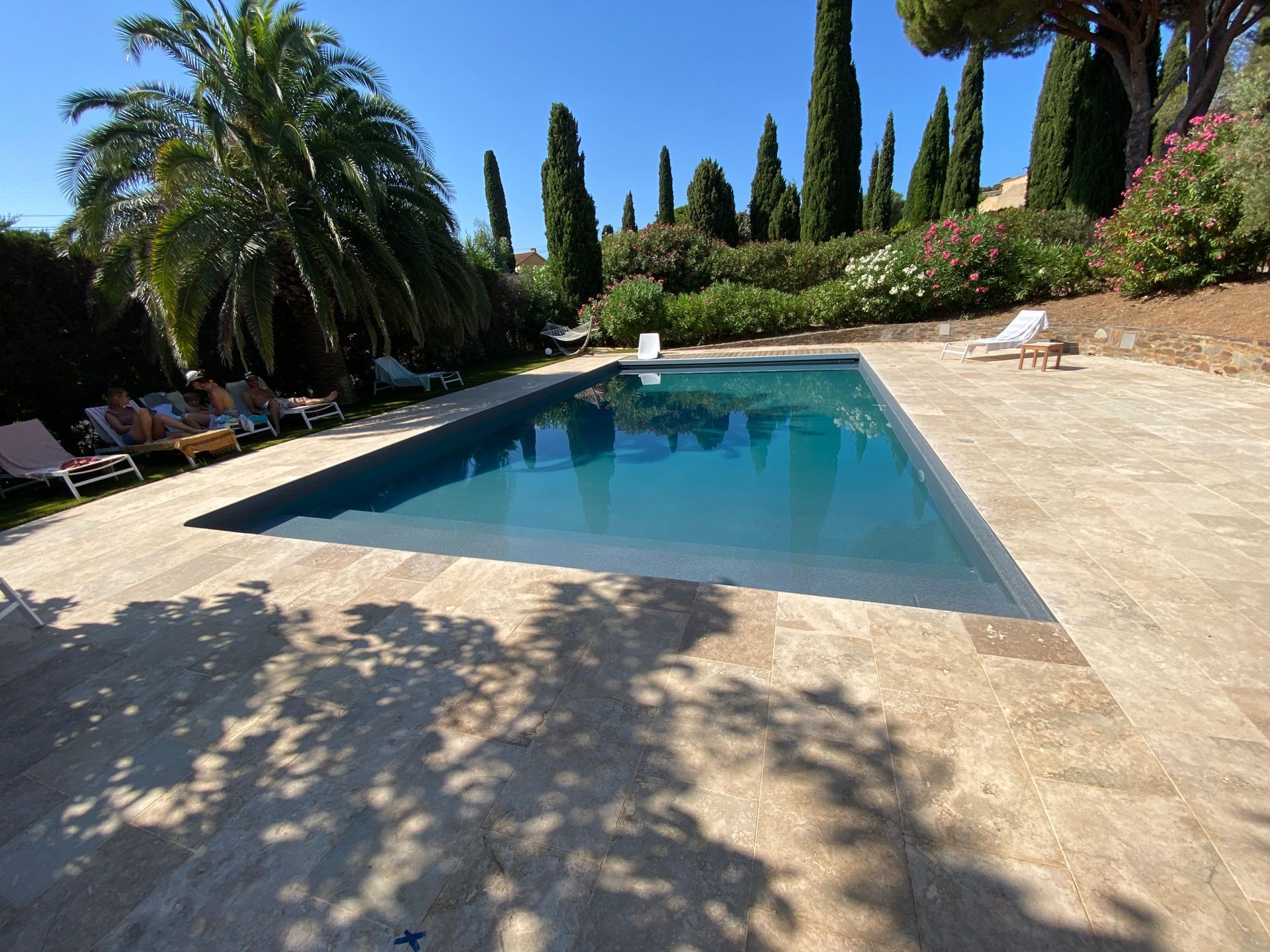 Piscine entourée de pierres claires.