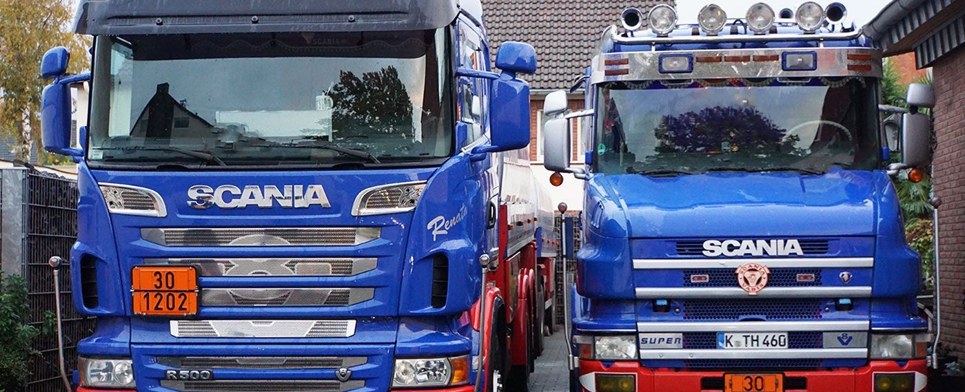 Zwei blaue Scania-LKW stehen nebeneinander