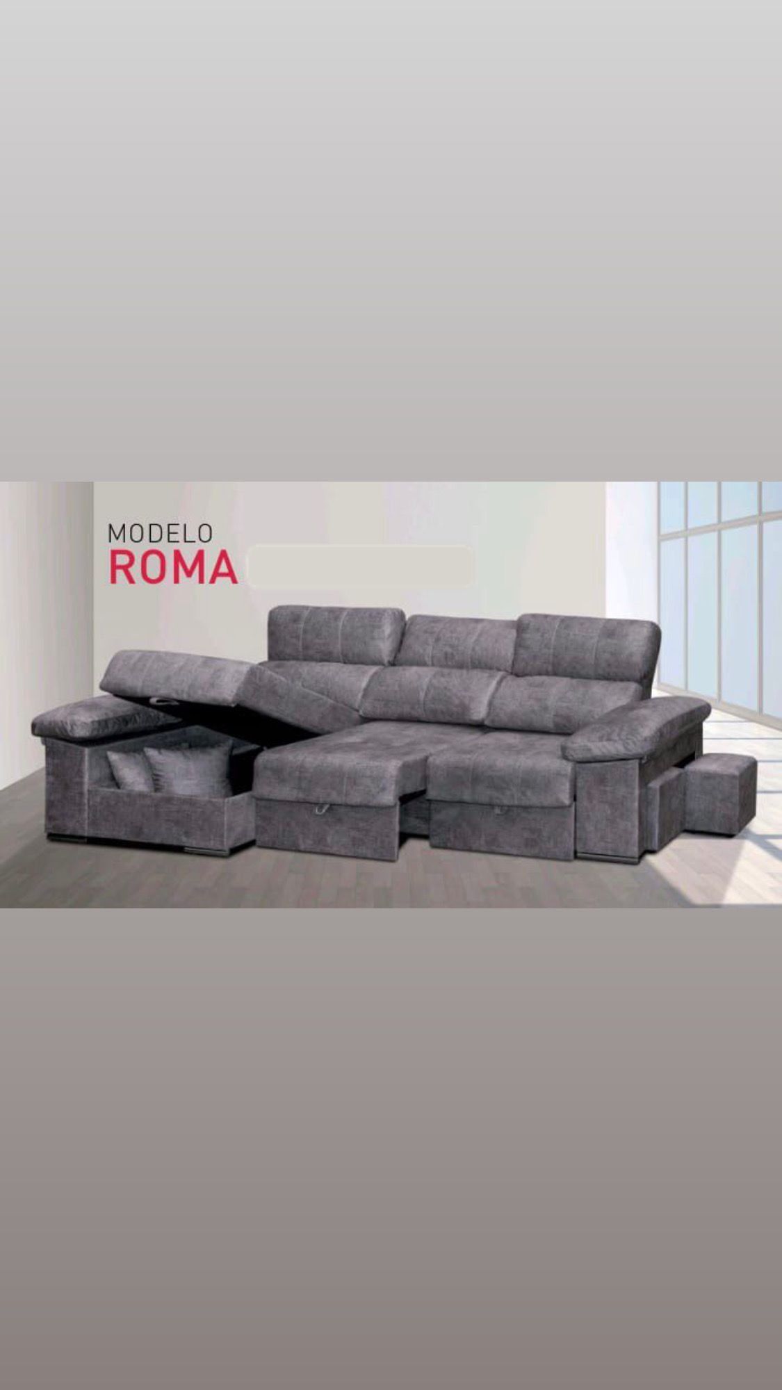 Un sofá seccional gris está sentado en una sala de estar al lado de una ventana.