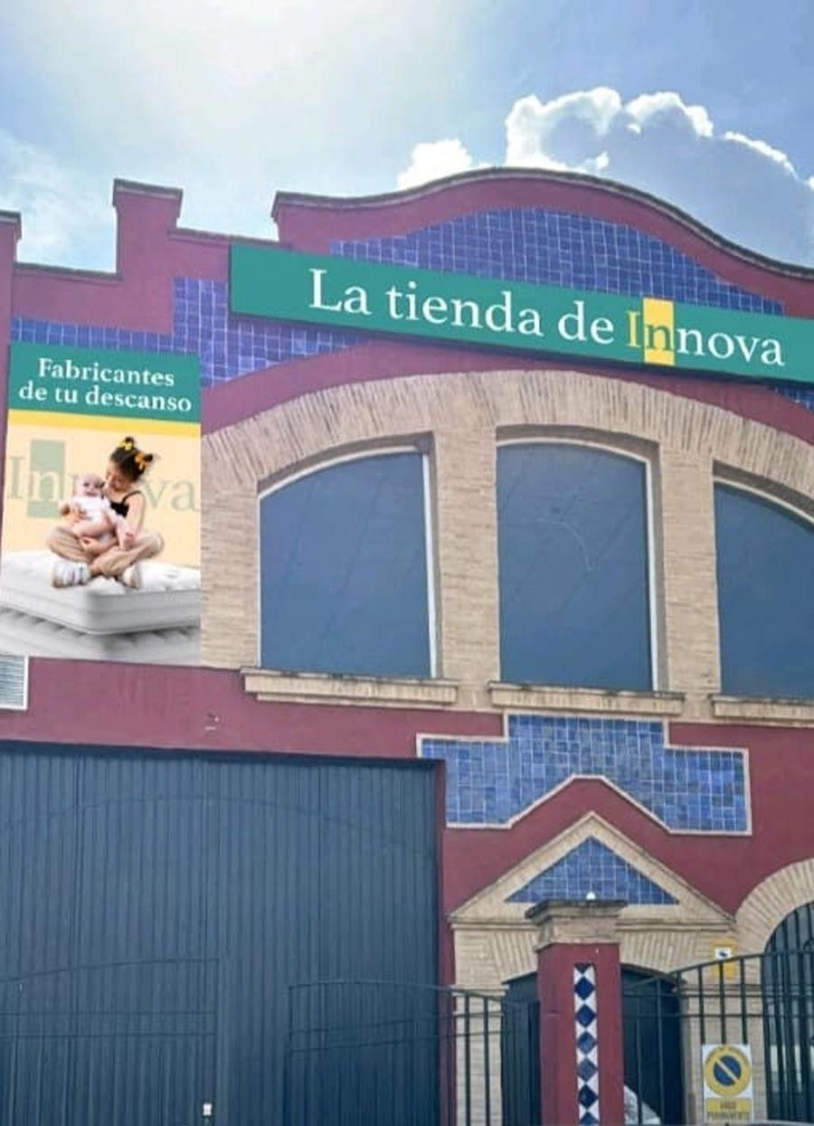 Un edificio con un cartel que dice la tienda de innova