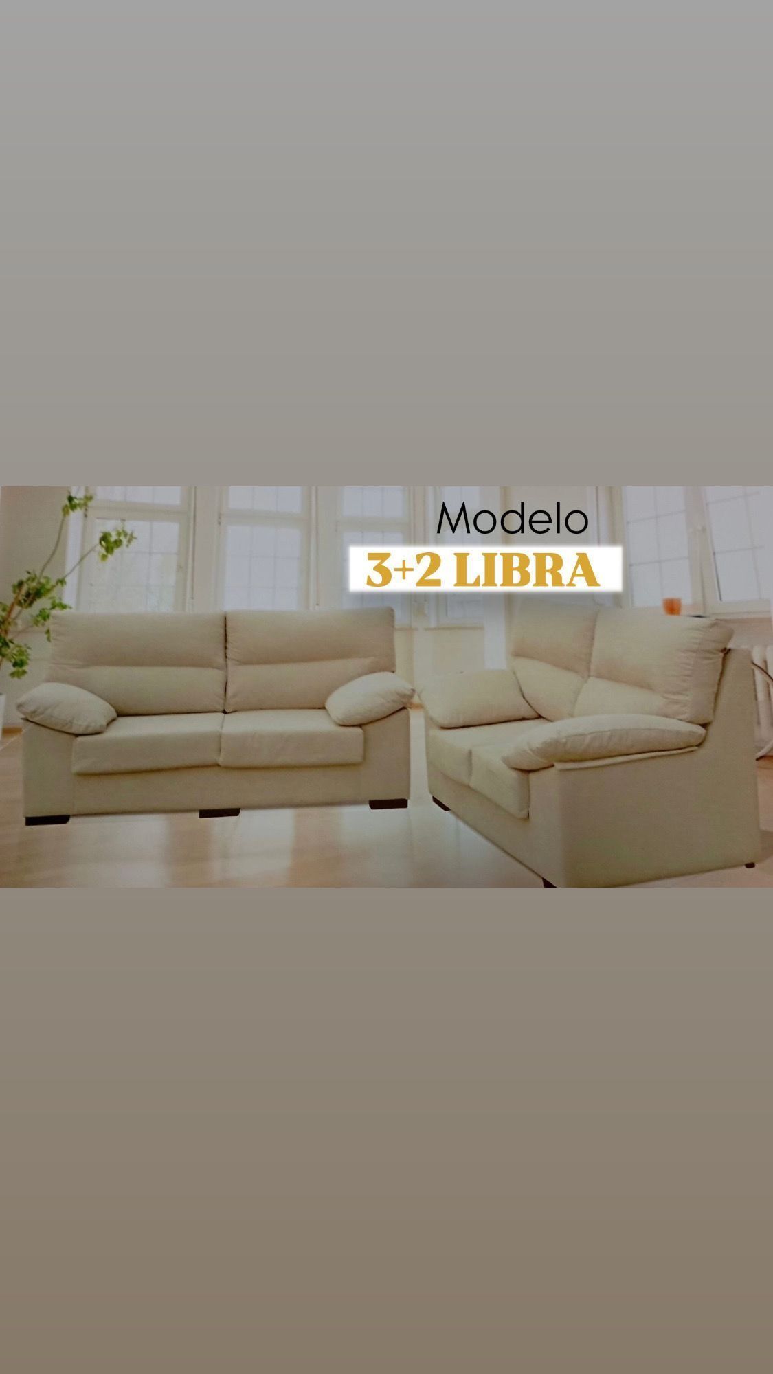 Un par de sofás blancos sentados uno al lado del otro en una sala de estar.