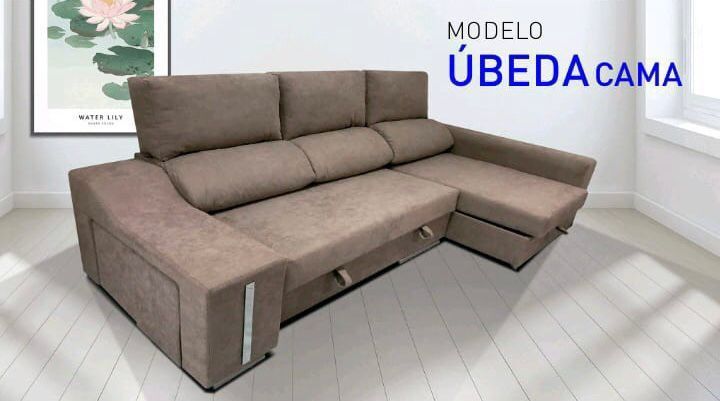 Un sofá seccional marrón está en una sala de estar.