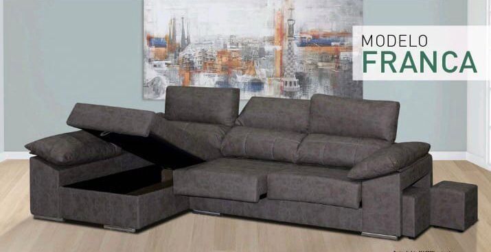 Un sofá modelo Franca está sobre un suelo de madera.