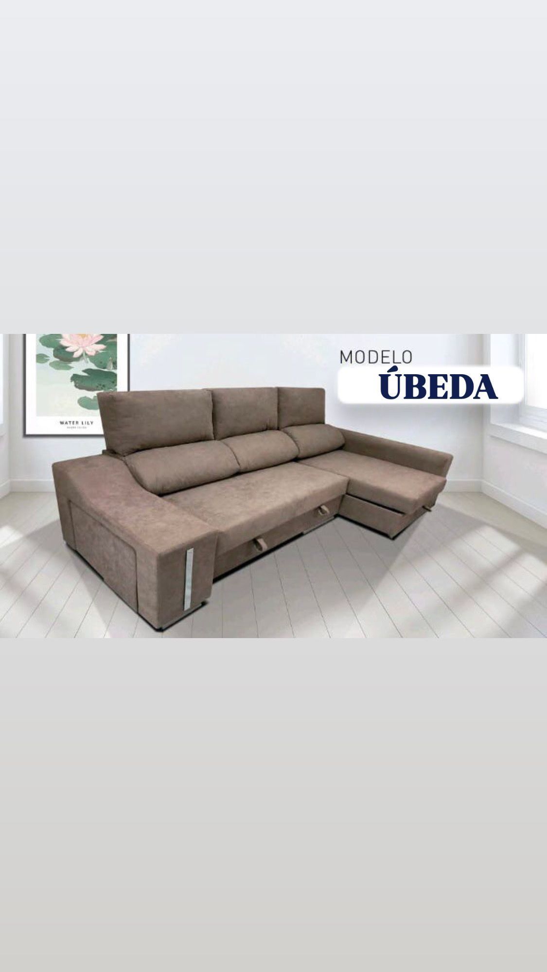 Un sofá seccional marrón está ubicado en una sala de estar junto a una ventana.