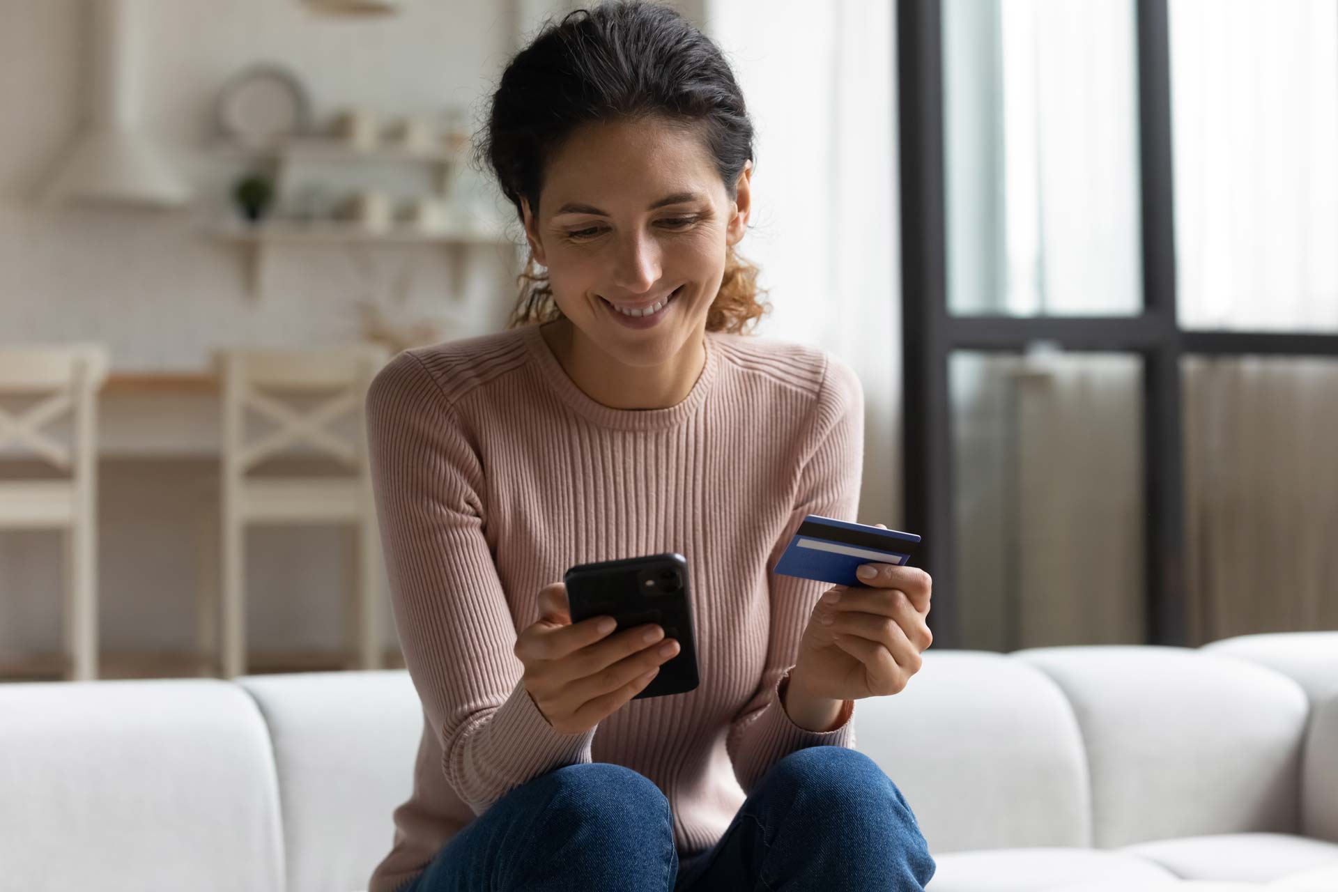 femme sur son smartphone