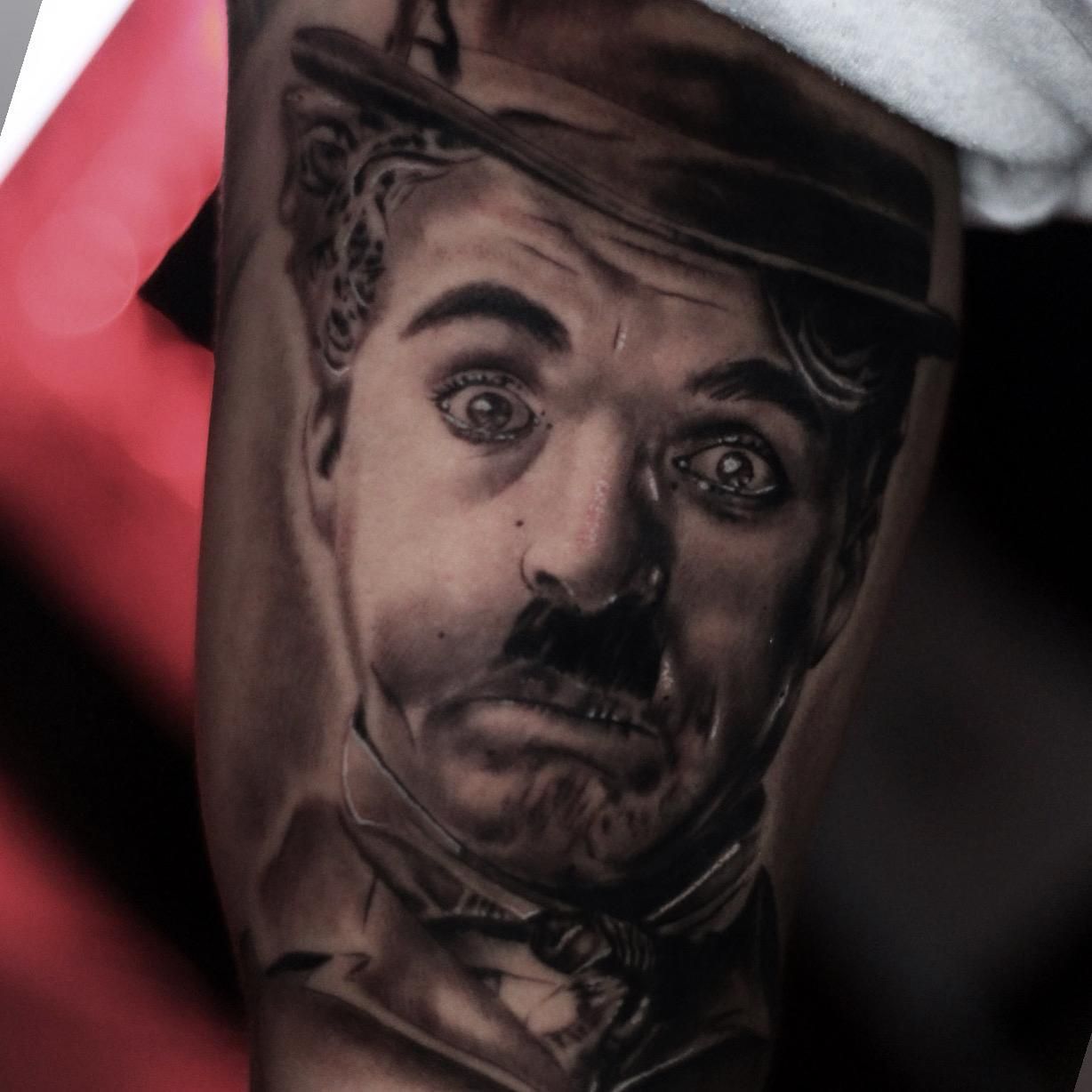 Un primer plano de un tatuaje de un hombre con sombrero.