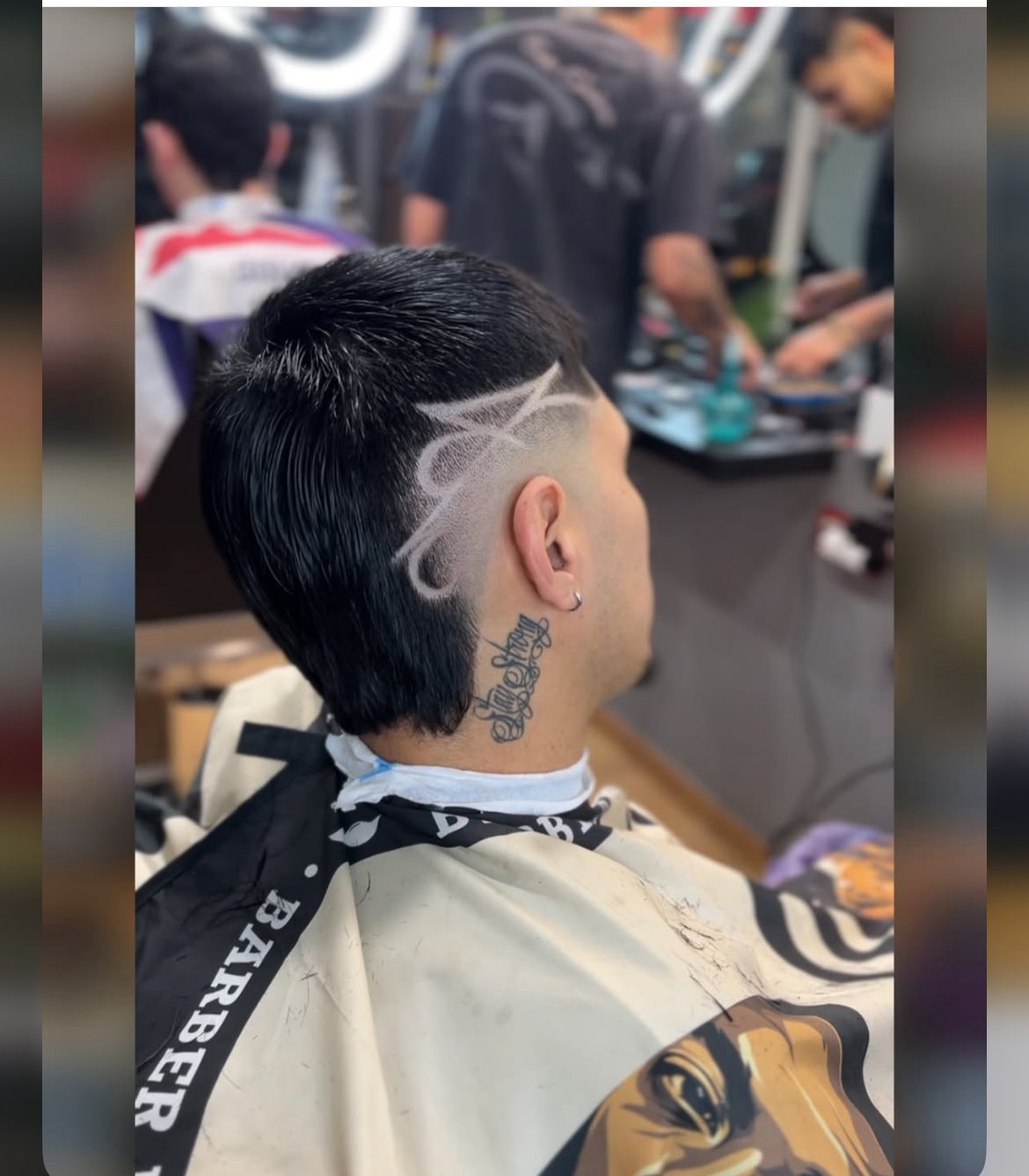 Un hombre se está cortando el pelo en una barbería.