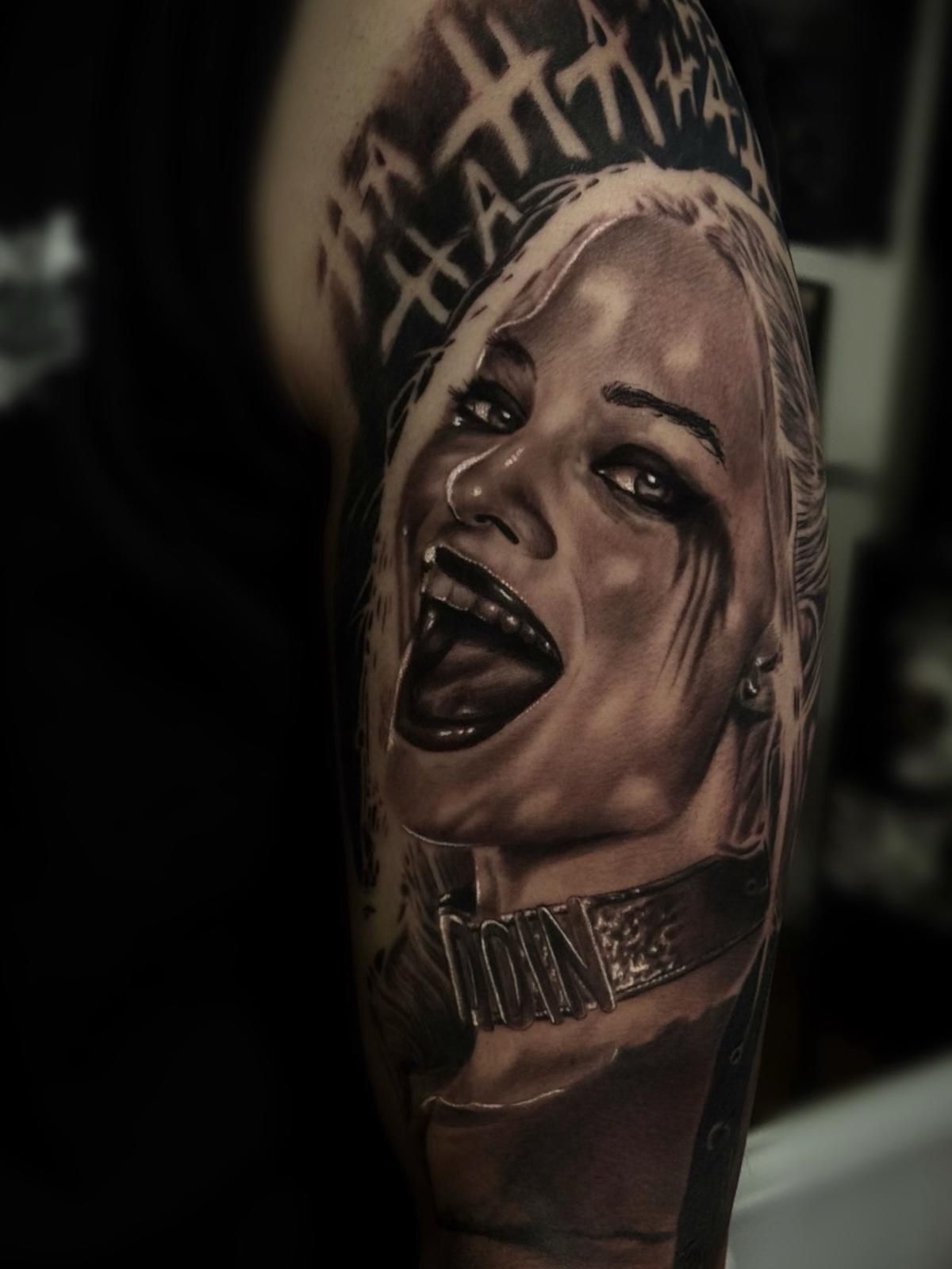 Un tatuaje de Harley Quinn de la película Escuadrón Suicida.