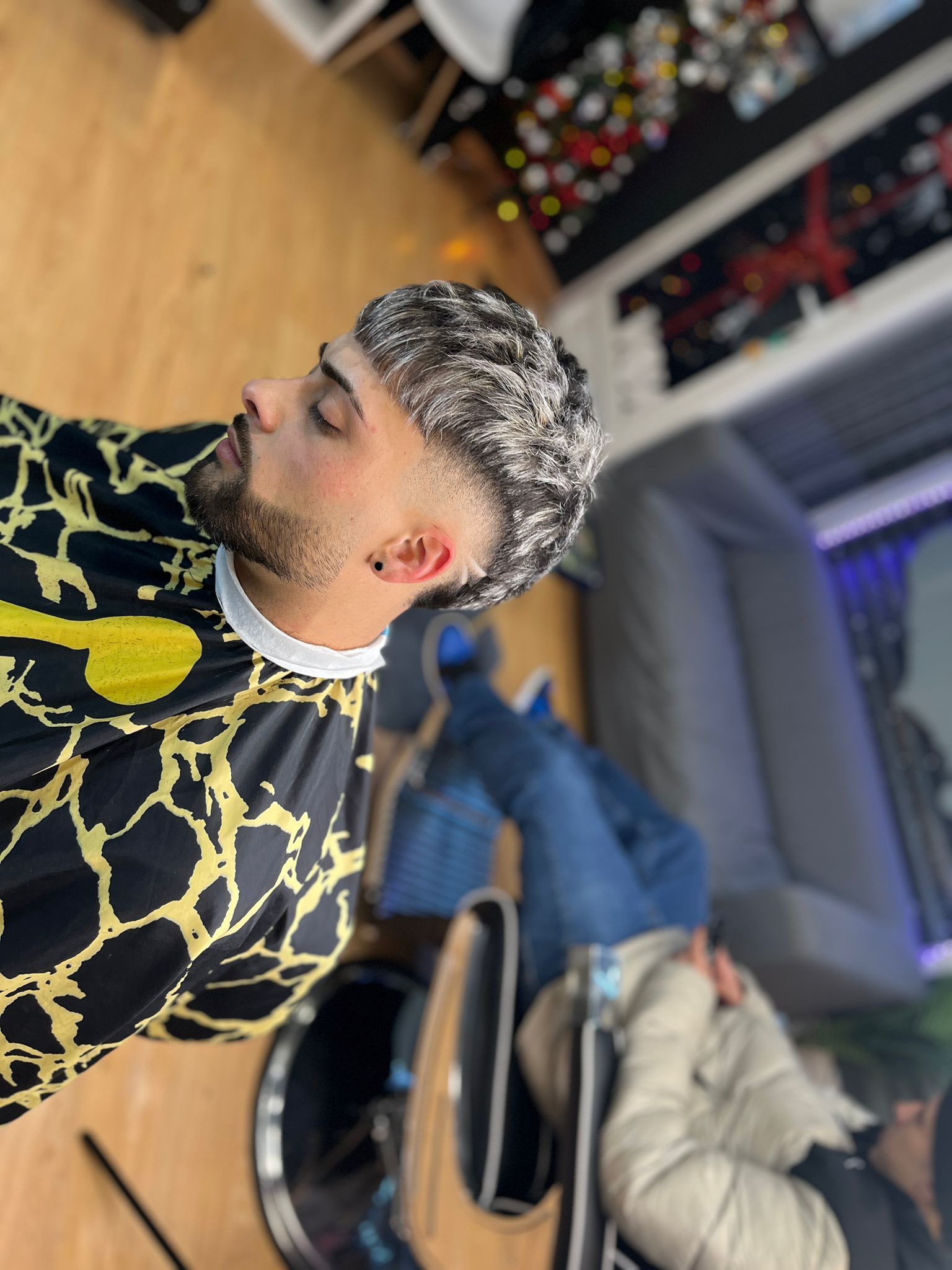 Un hombre se está cortando el pelo en una barbería.