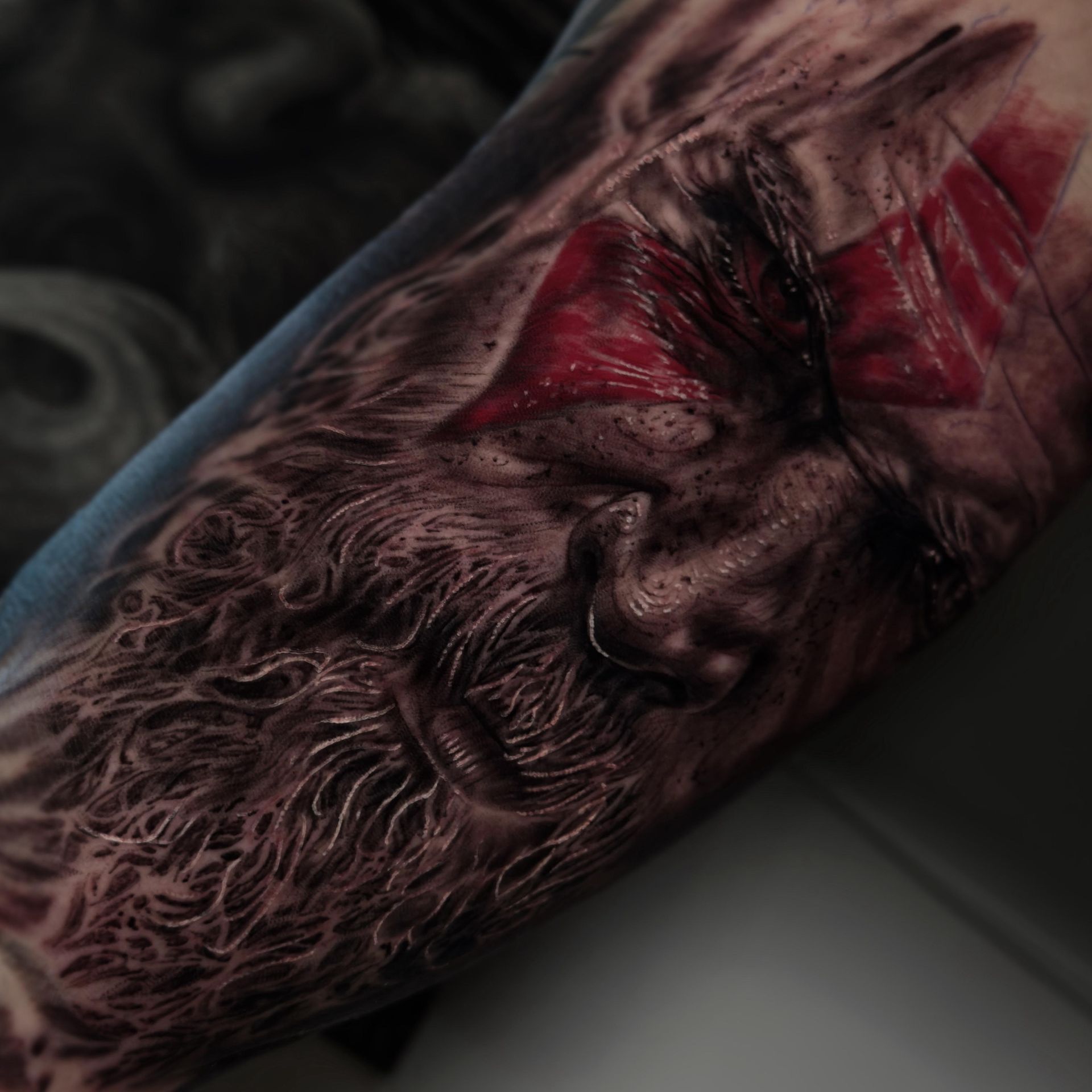 Un primer plano de un tatuaje de un hombre con barba.
