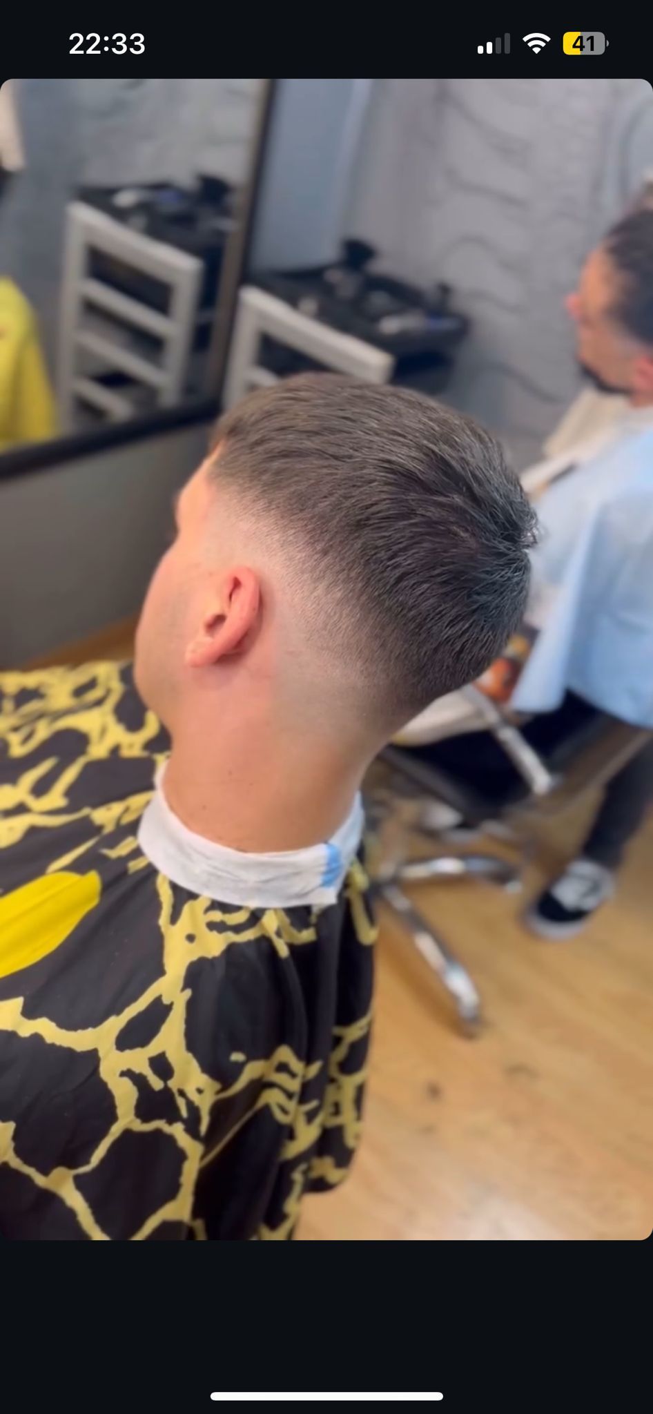Un hombre se está cortando el pelo en una barbería.
