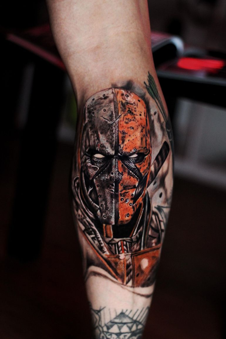 Una persona tiene un tatuaje de un robot en su pierna.