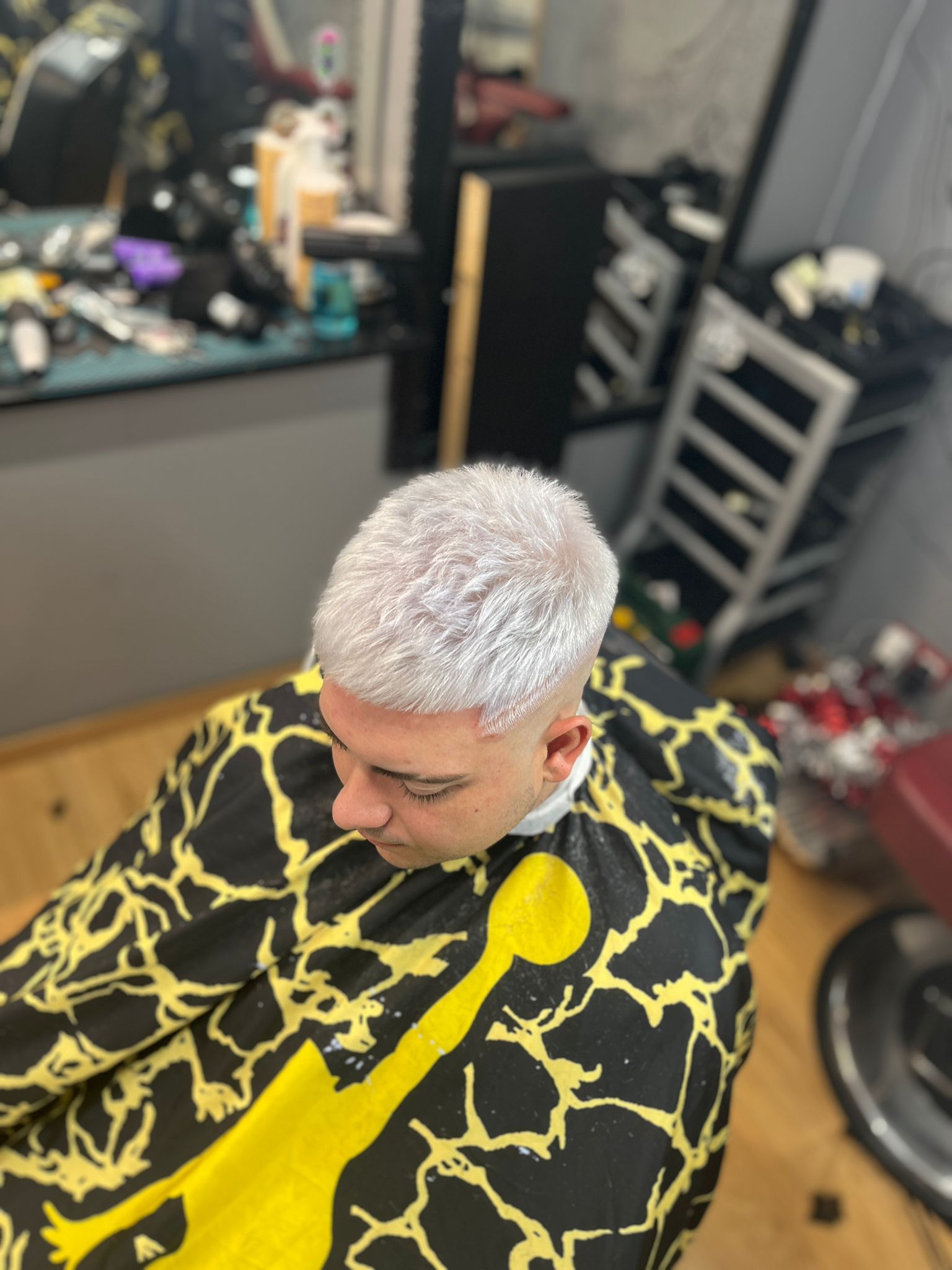 Un hombre se está cortando el pelo en una barbería.
