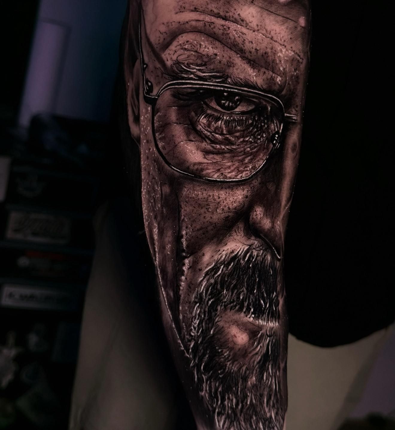 Un primer plano de la cara de un hombre con gafas y barba.