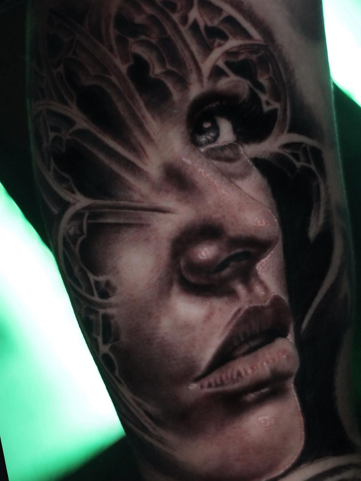 Un primer plano de un tatuaje de la cara de una mujer.