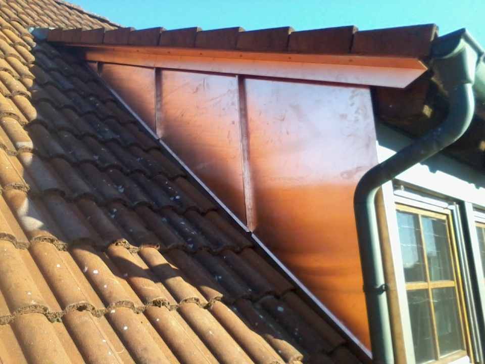 Detail Seite der Gaube aus Kupfer