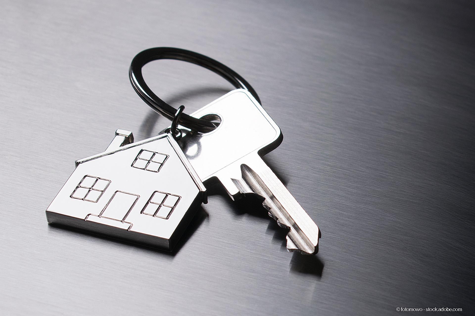 Hausschlüssel mit Anhänger in Form eines Hauses