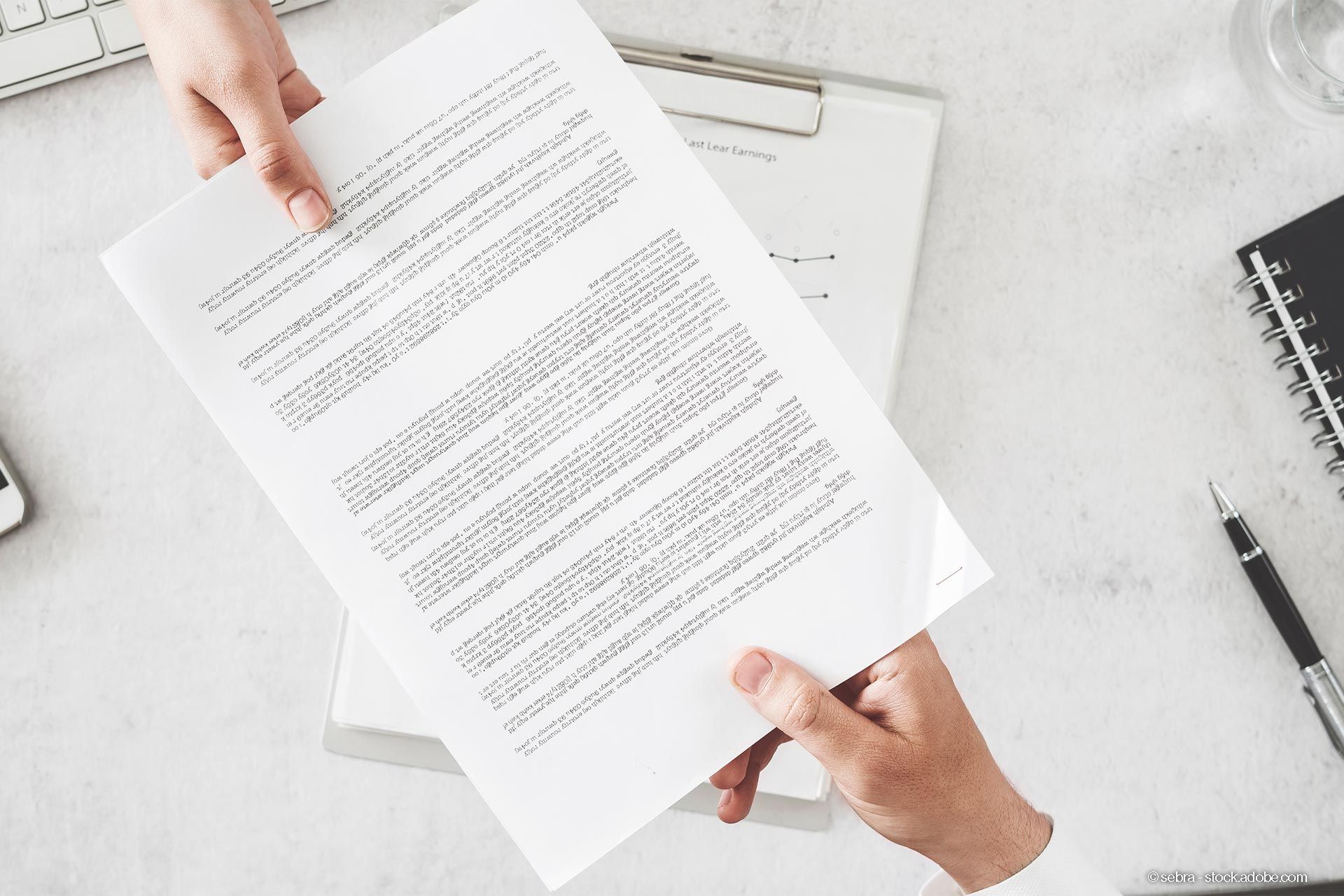 Anwalt überreicht den Vertrag seinen Mandanten