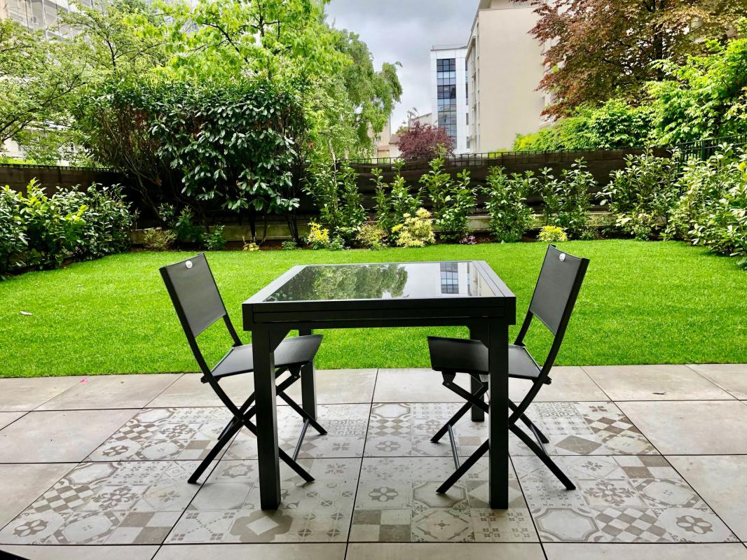 Table sur une terrasse dans un jardin