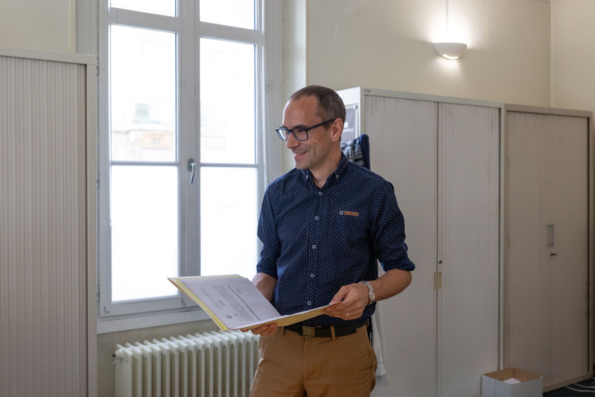 Maître Wandrille PINEL qui tient des documents