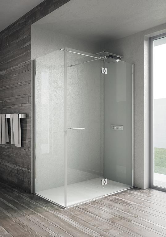 Salle de bains avec une douche à l'italienne et du parquet