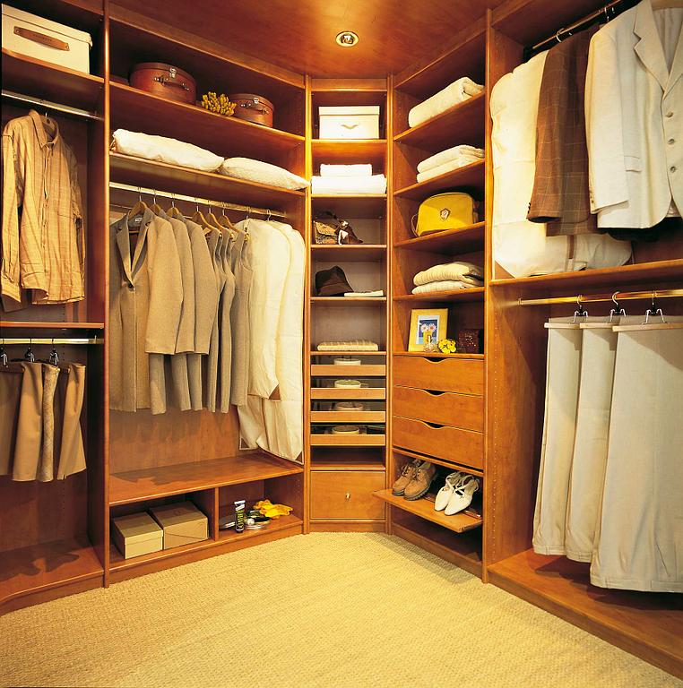 Dressing qui fait l'angle avec des vêtements et des tiroirs