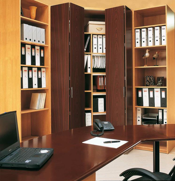 Bureau avec grandes armoires de rangement