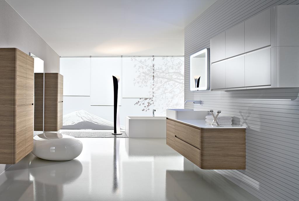 Salle de bains blanche, meubles en bois clair et baignoire