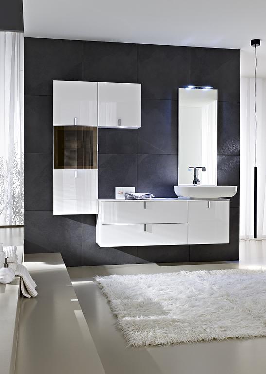 Salle de bains avec des meubles blancs