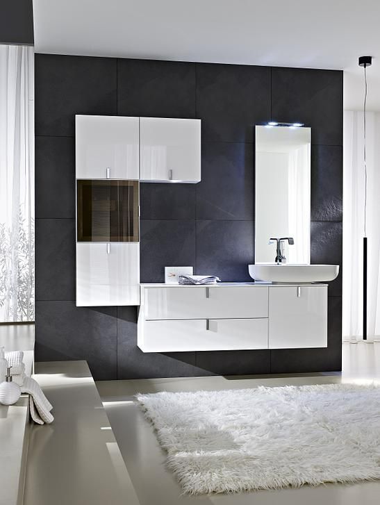 Salle de bains avec des meubles et tapis blancs avec un lavabo