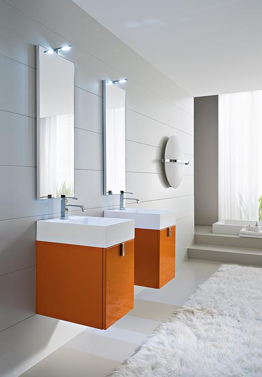 Salle de bains avec des meubles orange