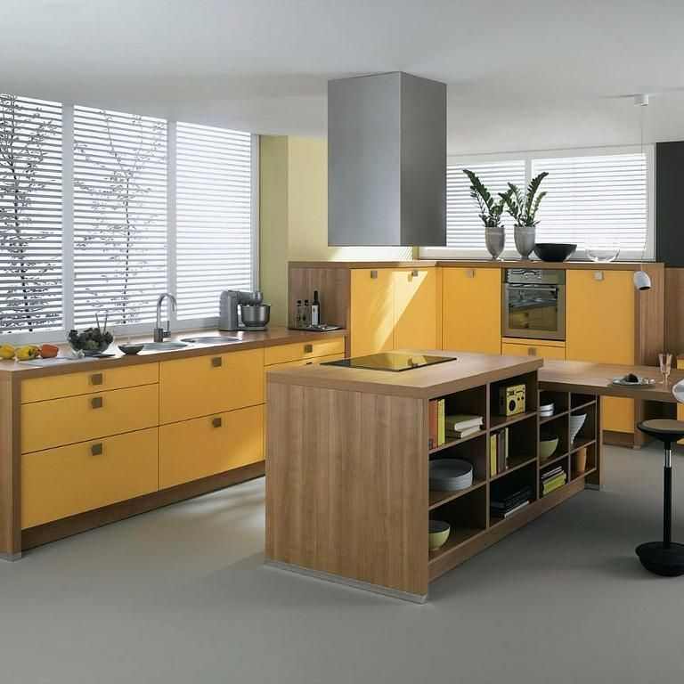 Cuisine avec placards jaune et un ilot central en bois