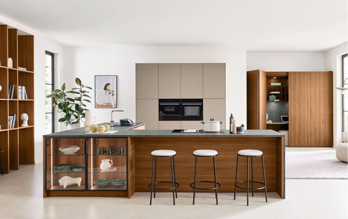 Cuisine coloris bois avec îlot en forme de L et rangements en verre