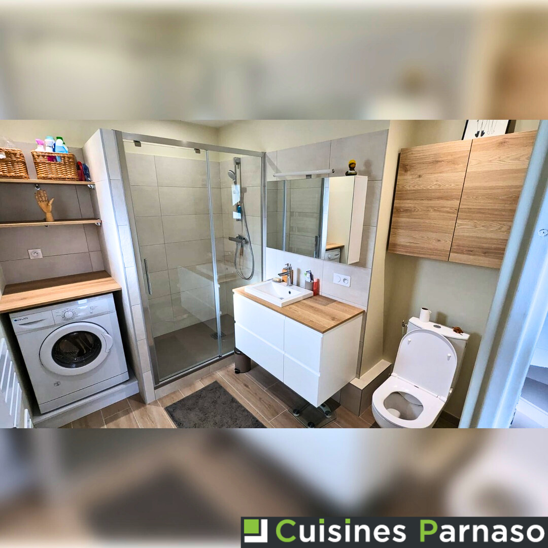 Salle de bains avec toilettes, lavabo et douche