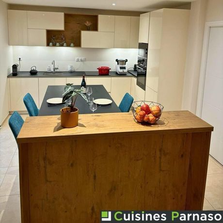 Cuisine ouverte blanche avec table, commode et chaises bleues