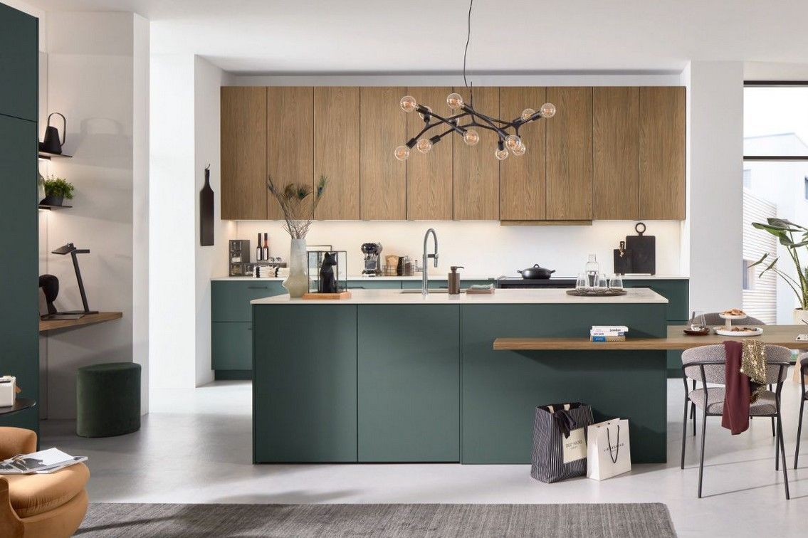 Grande cuisine avec ilot de cuisine vert et meubles hauts bois