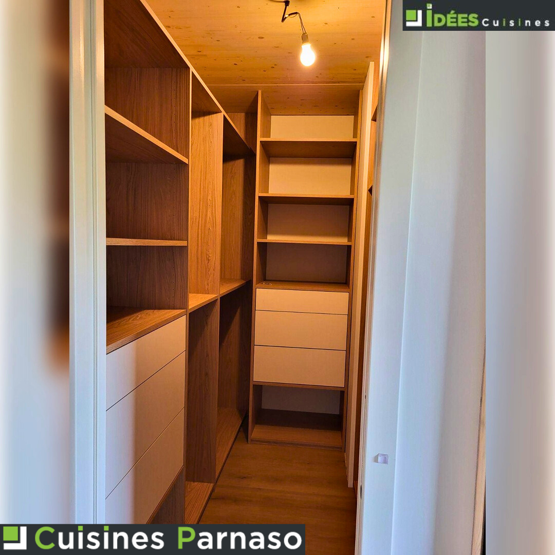 Un dressing en bois avec des rideaux blancs