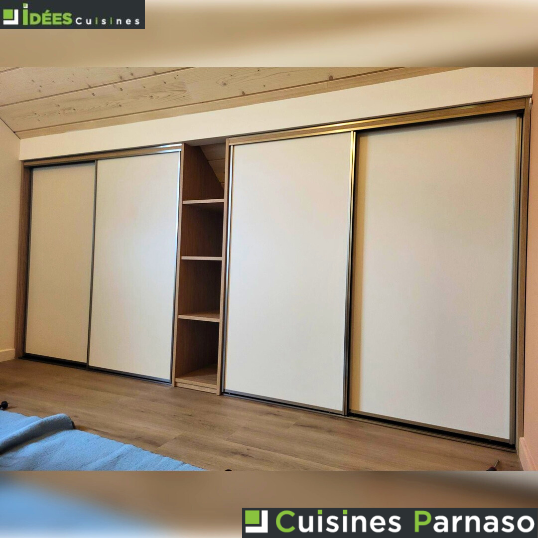 Un placard de rangement blanc