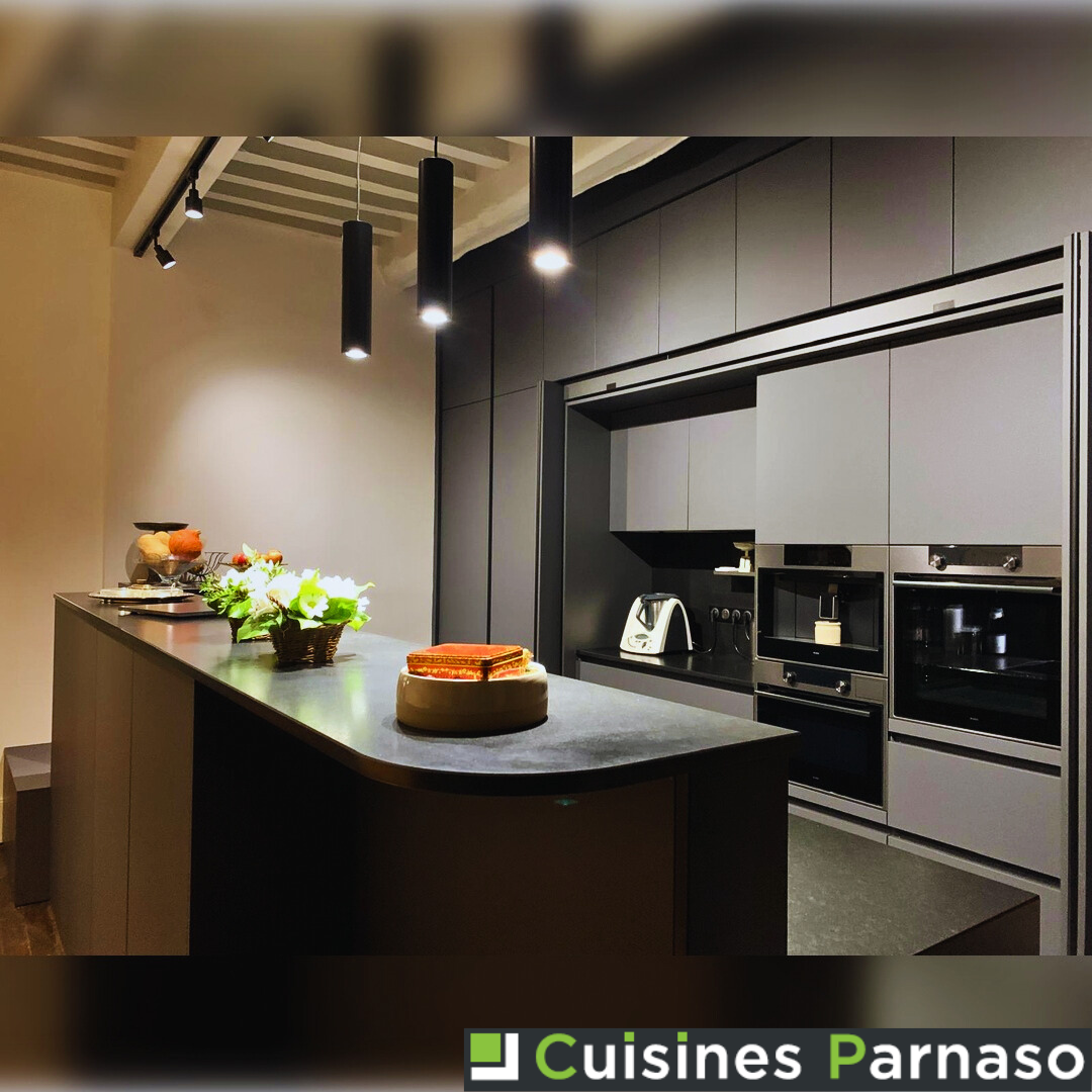 Cuisine avec un plan de travail noir anthracite
