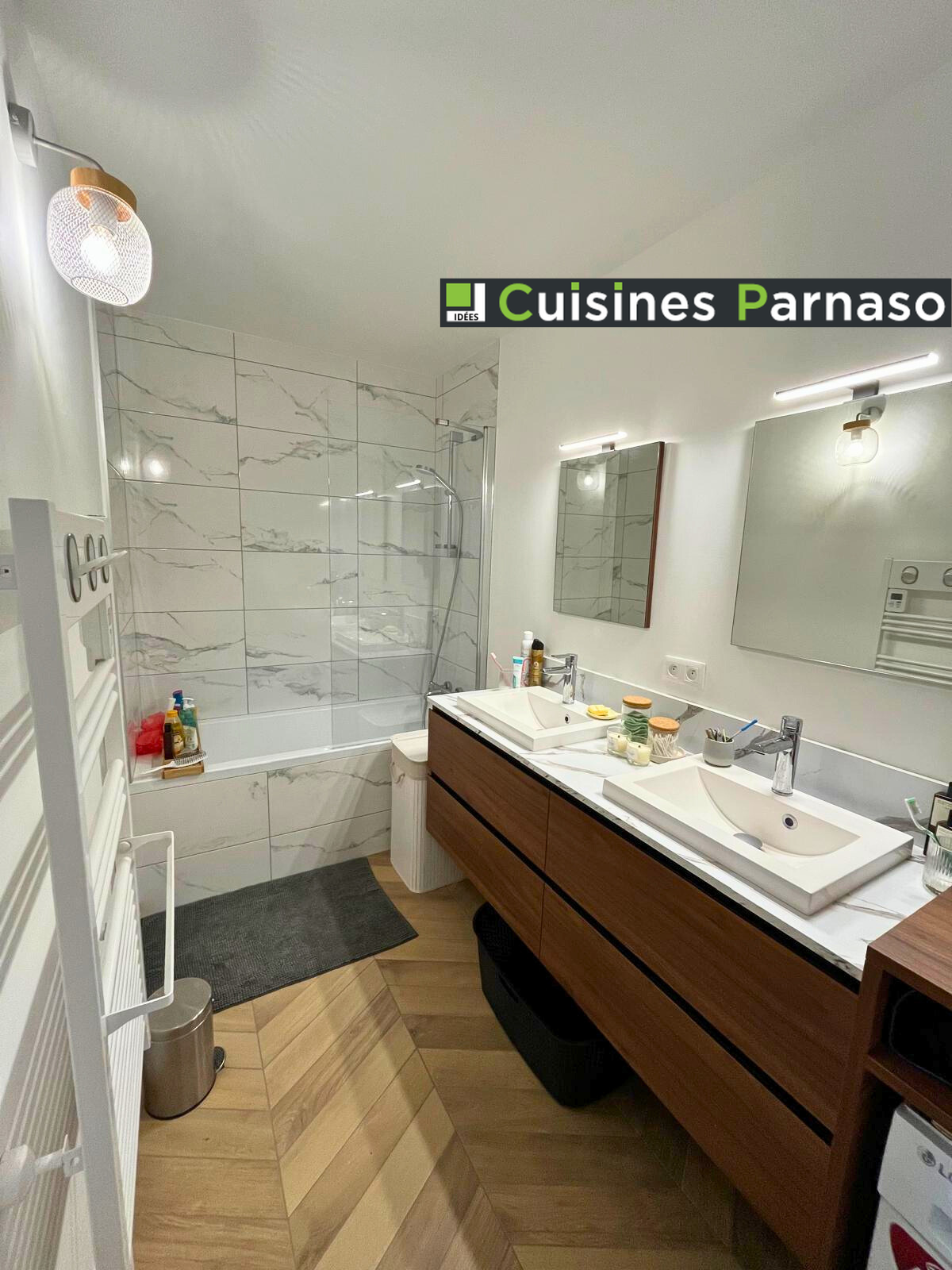 Salle de bains rénovée avec double vasques et baignoire