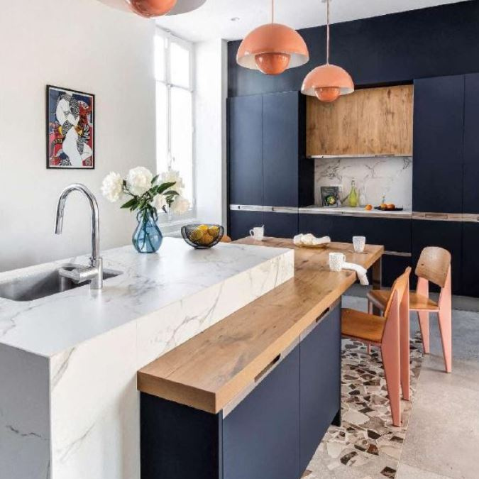 Îlot central de cuisine en bois et marbre blanc