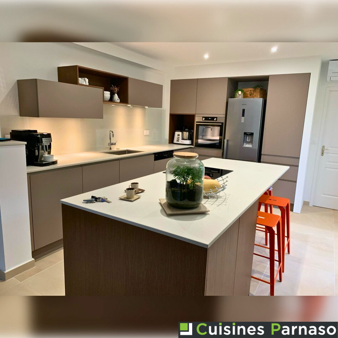Cuisine équipée avec un ilot central et des tabourets oranges