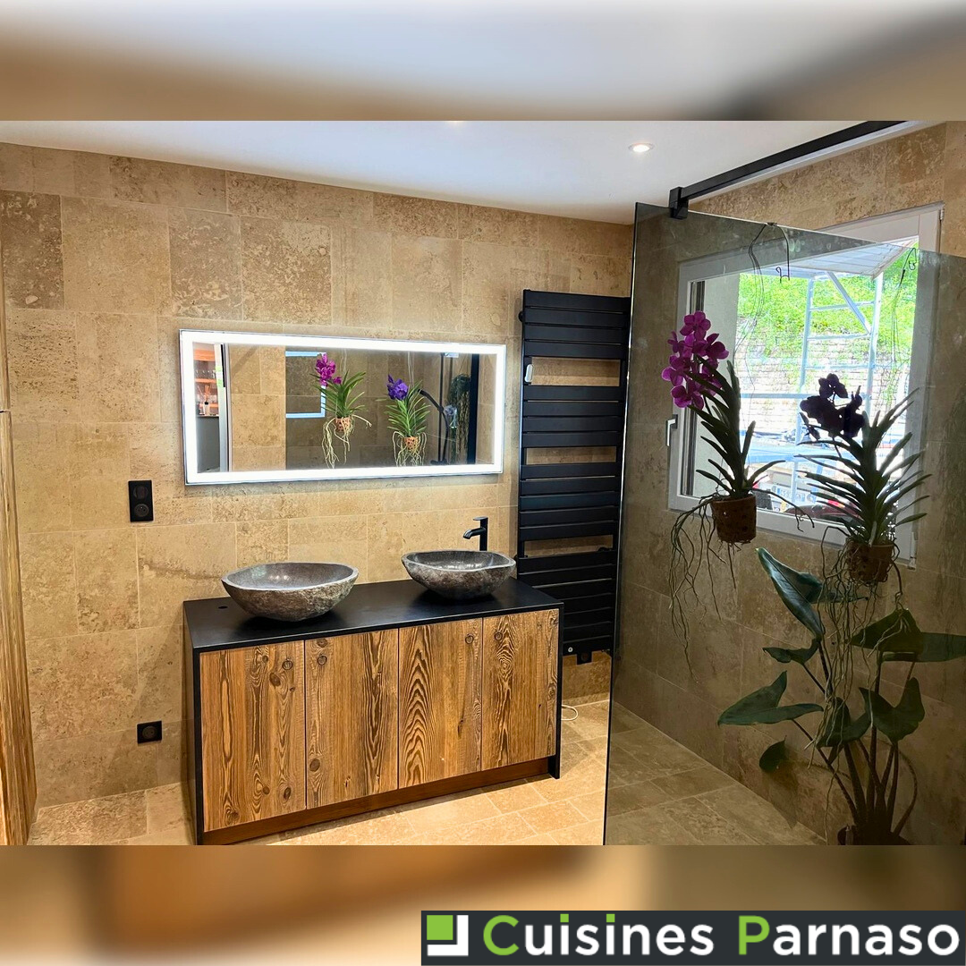 Salle de bains avec und douche à l'italienne 