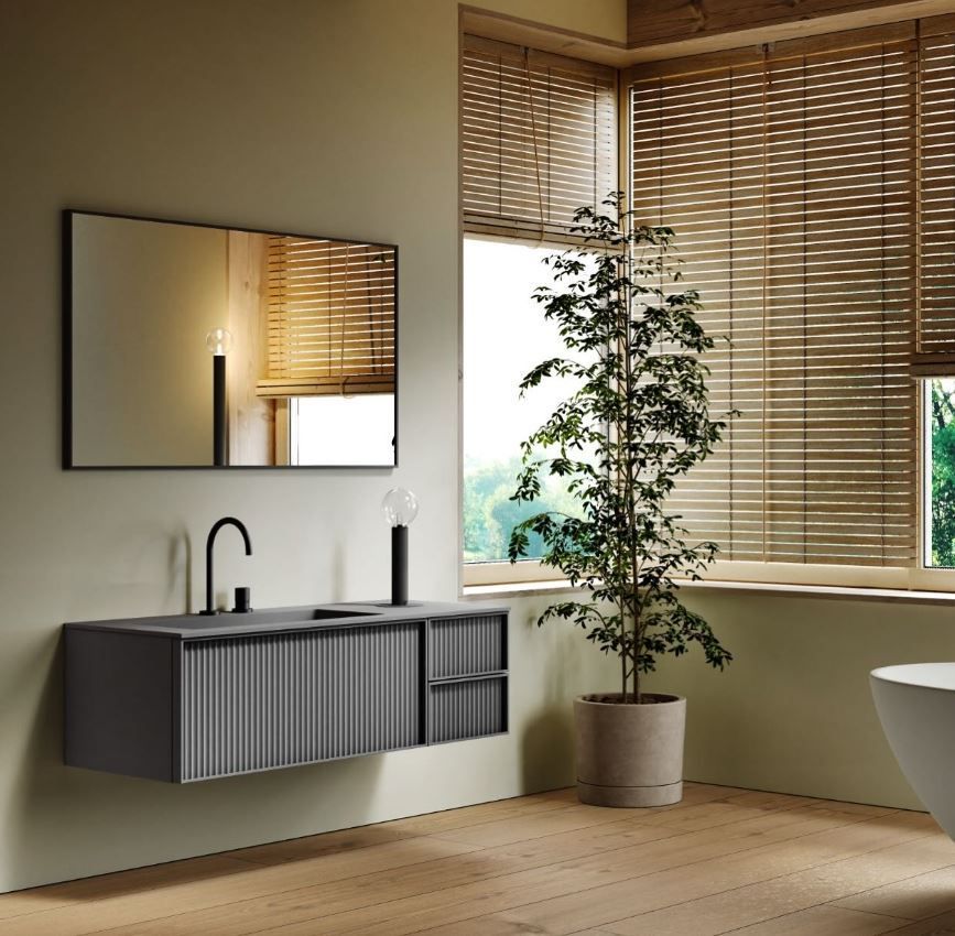Salle de bains grise avec des panneaux en bois, une baignoire et un miroir