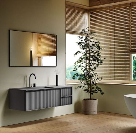Salle de bains grise panneaux bois,  baignoire et miroir