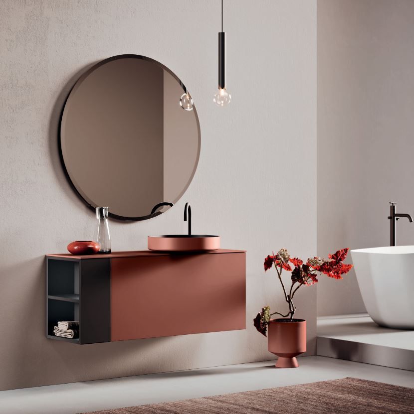 Agencement d’une salle de bains mate avec une baignoire, une vasque et un miroir