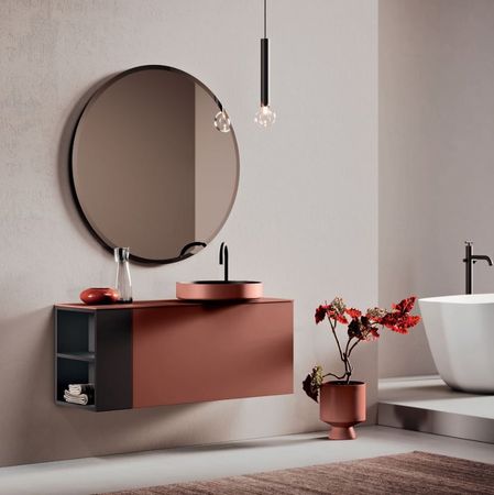 Agencement d’une salle de bains mate avec une baignoire, une vasque et un miroir