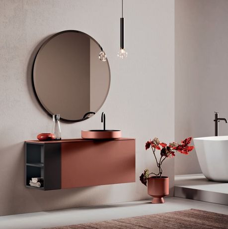 Agencement salle de bains mate avec baignoire, vasque et miroir